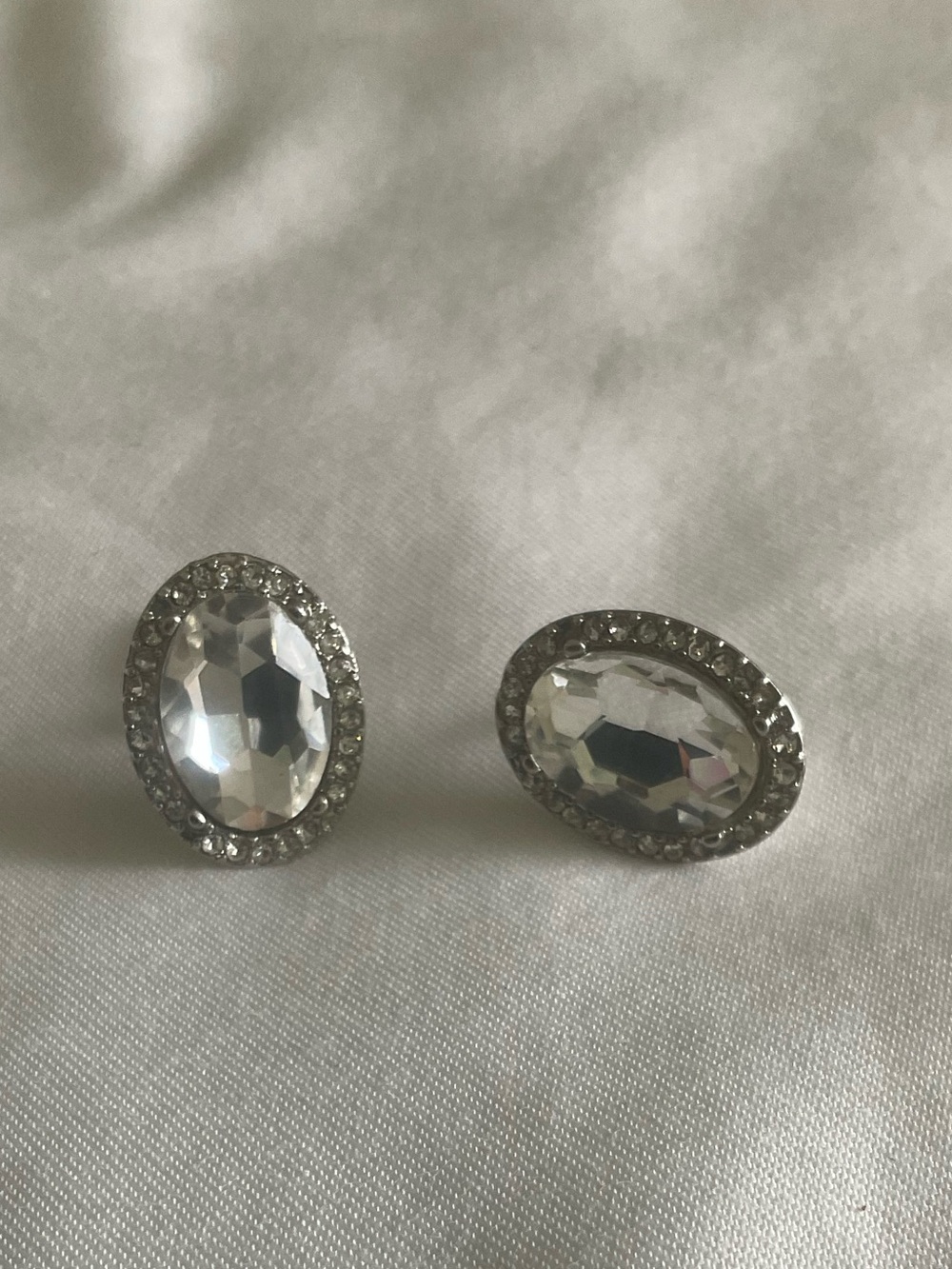 Vintage Oval Halo clear rhinestone clip on earrings